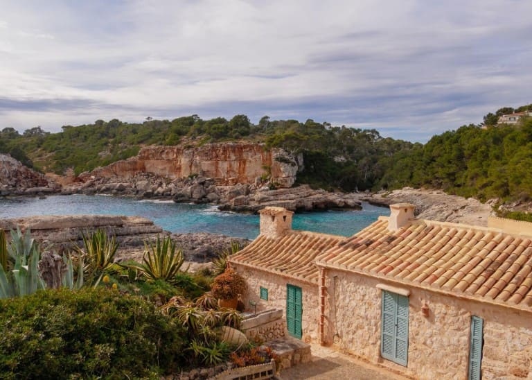 Vista de una cala de uno de los pueblos más bonitos de Mallorca